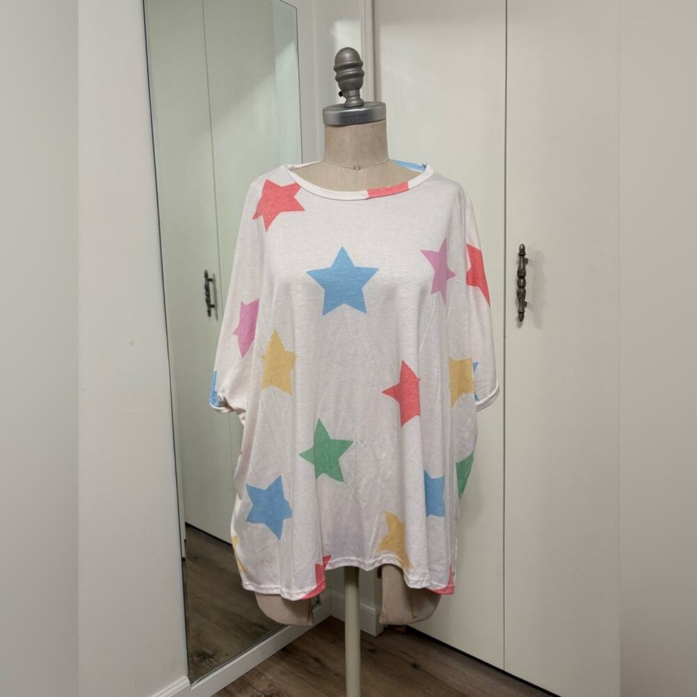 Hopely Woman White Multi color Star Print Relaxed Casual Everyday Top NWT Large